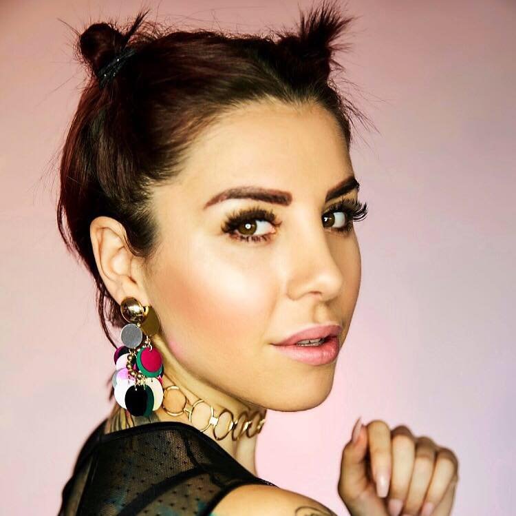 Neues Liebesdrama bei Kate Merlan? Alle Augen sind auf ihren Freund gerichtet. Neues Liebesdrama bei Kate Merlan? Alle Augen sind auf ihren Freund gerichtet.